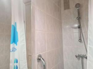 Kúpeľňa v ubytovaní Studio avec Terrasse, 4 Couchages, Parking Privé - Cap d'Agde - FR-1-249-376 + 9 fotografií