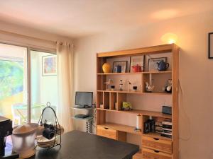 Televízia a/alebo spoločenská miestnosť v ubytovaní Studio avec Terrasse, 4 Couchages, Parking Privé - Cap d'Agde - FR-1-249-376