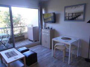 Fotografia z galérie ubytovania Studio cabine rénové, climatisé, avec balcon et parking privé, à deux pas de la plage - 4 couchages - FR-1-250-238 v destinácii Le Grau-du-Roi
