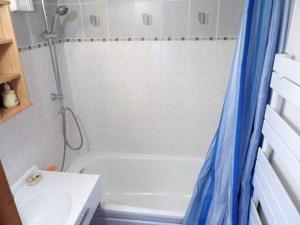 y baño con bañera, lavamanos y ducha. en Appartement Saint-Jean-d'Aulps, 4 pièces, 6 personnes - FR-1-573-99 en Saint-Jean-dʼAulps