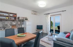 Kuchyň nebo kuchyňský kout v ubytování Lovely Apartment In Sutivan With Wifi