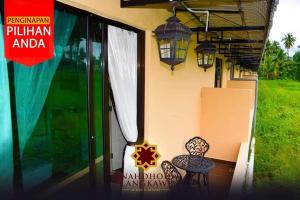 eine Terrasse mit einem Tisch und Stühlen auf einem Haus in der Unterkunft Nahdhoh Langkawi Resort in Pantai Cenang + 39 Fotos