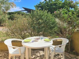 Vonkajšia záhrada v ubytovaní Studio avec Terrasse, 4 Couchages, Parking Privé - Cap d'Agde - FR-1-249-376