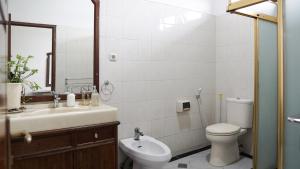 een badkamer met een toilet, een wastafel en een spiegel bij Ayodya Inn , Yogyakarta Lodging , Digital Nomads , Entrepreneurs Centre , CoWorking Space , CoLiving , Kost Lengkap , Exclusive Boarding House and Student Accommodation in Jogjakarta City Center ! in Yogyakarta