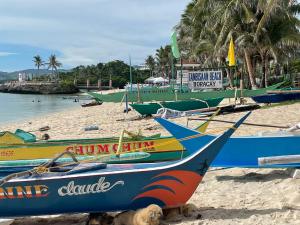un grupo de barcos sentados en la playa en Paras Inn Boracay en Boracay