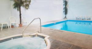 Bazén v ubytování MountainView Hotel Merritt nebo v jeho okolí