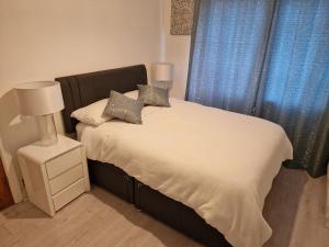 Ένα ή περισσότερα κρεβάτια σε δωμάτιο στο L & J ESCAPES- 4 BEDROOMs SUITABLE FOR CONTRACTORS AND FAMILIES- LARGE PRIVATE PARKING-10 MINUTES TO M6 JUNCTION 9