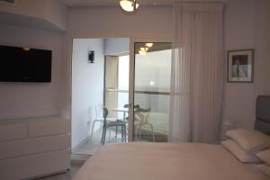 Cama o camas de una habitación en Ezore Yam Apartments - Ben Gurion 99