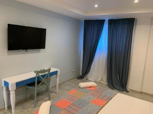 TV a/nebo společenská místnost v ubytování Noé Hotel ,1 Bedroom # 5 near to the beach
