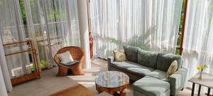 - un salon avec un canapé et une table dans l'établissement Soraya Yoga Wellness Center, à Gili Trawangan