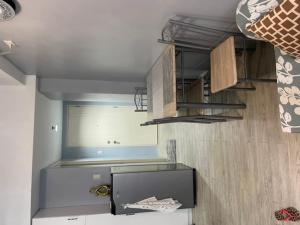 uma cozinha com um lavatório e armários num quarto em Cozy 1 bedroom condo with pool. em Mandaue City