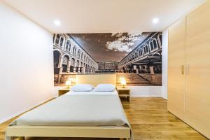 斯普利特Split City Rooms的卧室里有一张床，墙上挂着一幅画