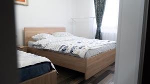 a bedroom with two beds and a window at Cazare Vila GOG - Rm Valcea-Salina Ocnele Mari in Râmnicu Vâlcea