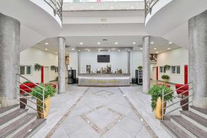 斯普利特Split City Rooms的大厅,有柱子和柜台的酒店