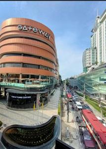 Bangunan di mana terletaknya aparthotel ini