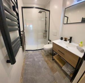 une salle de bain avec douche, lavabo et toilettes dans l'établissement appartement vue mer avec place de parking privée, à Sainte-Maxime