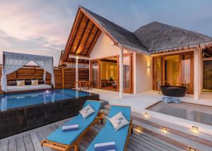 Bazén v ubytování Furaveri Maldives - COMPLIMENTARY ROUND-TRIP SEAPLANE TRANSFER for two for a minimum of 5 nights or more from May 1st to October 31st, 2025 nebo v jeho okolí