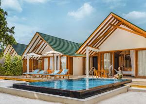 Bazén v ubytování Furaveri Maldives - COMPLIMENTARY ROUND-TRIP SEAPLANE TRANSFER for two for a minimum of 5 nights or more from May 1st to October 31st, 2025 nebo v jeho okolí