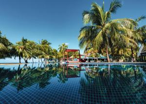 Bazén v ubytování Furaveri Maldives - COMPLIMENTARY ROUND-TRIP SEAPLANE TRANSFER for two for a minimum of 5 nights or more from May 1st to October 31st, 2025 nebo v jeho okolí
