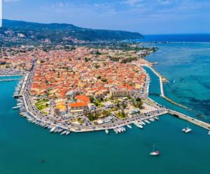 una vista aérea de una ciudad con puerto en Seaview Kaposantes Apartments, en Lefkada