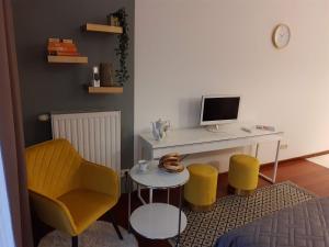 Televízia a/alebo spoločenská miestnosť v ubytovaní JM Apartment Old Town Krakow + 12 fotografií