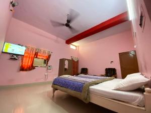 A bed or beds in a room at Hotel Shri Mahant Orchha 5 mint Walking from Ram Raja Temple