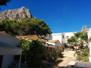 a street with buildings and a mountain in the background at CASA CON VERANDA SUL MARE e A 4 MINUTI A PIEDI DALLA SPIAGGIA in Custonaci