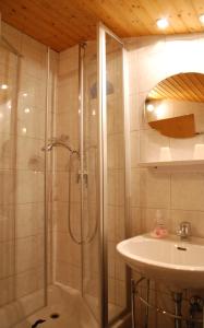 ein Badezimmer mit Dusche und Waschbecken in der Unterkunft Haus Mitterstang in Bischofswiesen