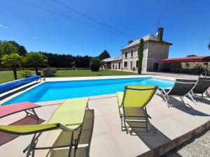 Bazén v ubytovaní Longère restaurée avec piscine chauffée, terrasse et barbecue à Archigny - FR-1-541-89 alebo v jeho blízkosti