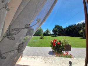 Vonkajšia záhrada v ubytovaní Longère restaurée avec piscine chauffée, terrasse et barbecue à Archigny - FR-1-541-89