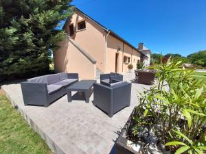 Vonkajšia záhrada v ubytovaní Longère restaurée avec piscine chauffée, terrasse et barbecue à Archigny - FR-1-541-89
