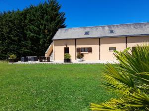 Vonkajšia záhrada v ubytovaní Longère restaurée avec piscine chauffée, terrasse et barbecue à Archigny - FR-1-541-89