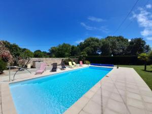 Bazén v ubytovaní Longère restaurée avec piscine chauffée, terrasse et barbecue à Archigny - FR-1-541-89 alebo v jeho blízkosti