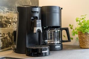 Příslušenství pro přípravu čaje a kávy v ubytování Dorf Suites