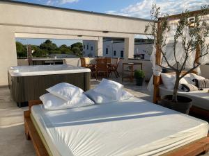balkon z 2 łóżkami i wanną z hydromasażem w obiekcie Rooftop Spa w Trogirze