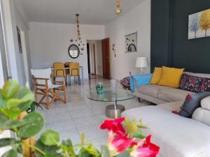 リマソールにあるIkaros Boutique Apartmentのソファとテーブルのあるリビングルーム +16枚の写真