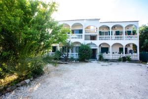 a large white house with a large yard at Terranova beach apartment -Rose in Ýpsos