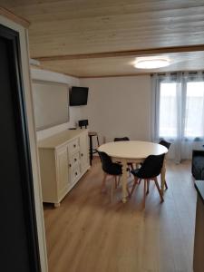 uma sala de estar com mesa e cadeiras e uma cozinha em Superbe appartement neuf T3 6pers 45m2 em Font Romeu Odeillo Via
