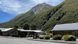 アーサーズ・パスにあるArthur's Pass Motel & Lodgeの山側の建物