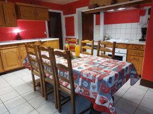 una cocina con mesa y mantel. en Ferme De La Grange Du Bas, en Saint-Bresson