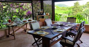drewniany stół i krzesła na patio w obiekcie La Tinaia Country House w mieście Magomadas