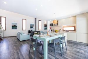 a kitchen and living room with a table and chairs at Casa da Vuvu Montes de Alvor in Alvor