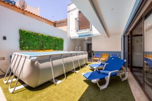 a pool room with chairs and a pool table at Casa da Vuvu Montes de Alvor in Alvor