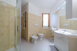 Kúpeľňa v ubytovaní Isola Che Non C'é Trilocale Casa Vacanze 80 mq con Terrazza La Maddalena Sardegna