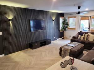 TV/Unterhaltungsangebot in der Unterkunft Modern Hamilton Cove Villa w/golf cart