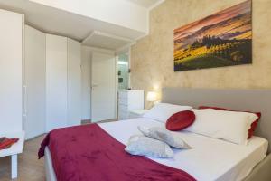 Ένα ή περισσότερα κρεβάτια σε δωμάτιο στο Fortezza Central Apartment