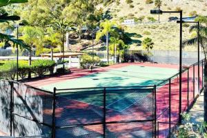 Tennis und/oder Squash in der Unterkunft Modern Hamilton Cove Villa w/golf cart oder in der Nähe