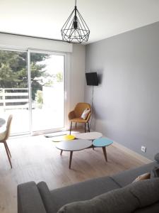 ein Wohnzimmer mit einem Sofa und einem Tisch in der Unterkunft La Mésange in Saint-Laurent-sur-Sèvre