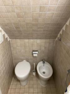 ein Bad mit einem WC und einem Bidet in der Unterkunft Casa del sole in Manciano