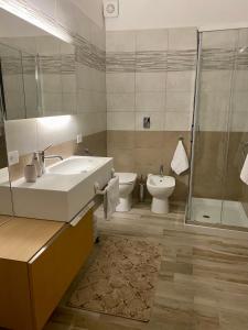 A bathroom at CasaLonghi